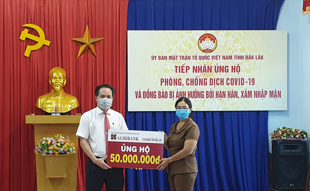 Tập thể, cá nhân Agribank tỉnh Đắk Lắk ủng hộ 65 triệu đồng cho công tác phòng chống dịch COVID-19