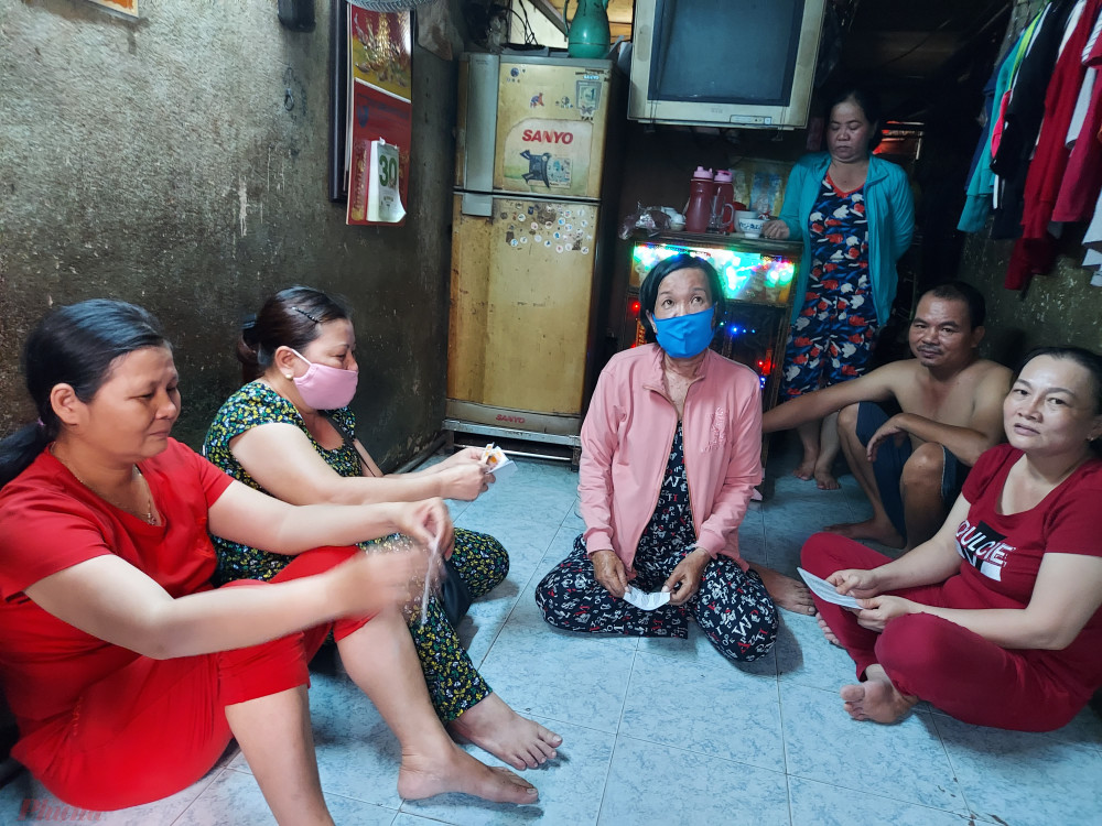 Những người bán vé số dạo tại một đại lý trên đường Lê Hồng Phong, quận 10.