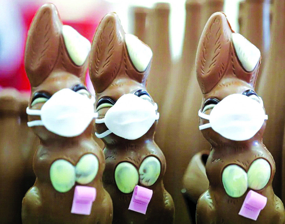 Những chú thỏ Phục sinh đeo khẩu trang tại Đức giữa dịch COVID-19 - Ảnh: Reuters