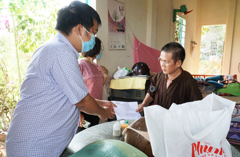Báo Phụ Nữ TP.HCM trao 15 triệu đồng và quà cho gia đình bà Nhung