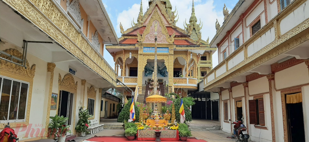 Ngay ngày mồng Một Tết cổ truyền, các trò vui như đốt đèn trời, đốt ông lói, hàng đoàn đội mâm cỗ, tập trung múa hát… theo phong tục cổ truyền cũng phải tạm ngưng