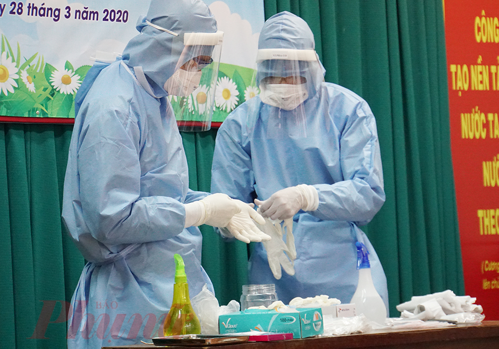 Nhân viên y tế chuẩn bị lấy mẫu của người nghi nhiễm SARS-CoV-2