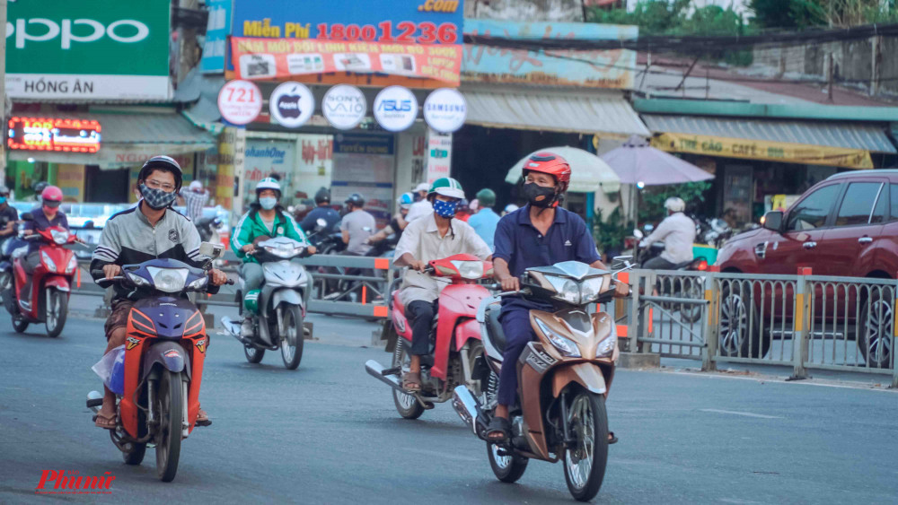 Sau 1 tuần cách ly xã hội, người dân TP.HCM bắt đầu có tâm lý chủ quan. Ảnh: Tam Nguyên 