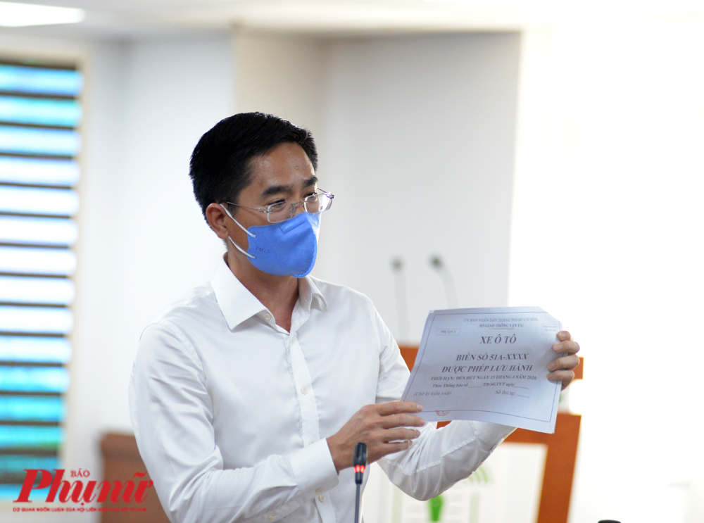 Ông Trần Quang Lâm - GĐ Sở Giao thông Vận tải TPHCM với giấy nhận diện cho loại xe phục vụ người dân trong trường hợp cấp thiết