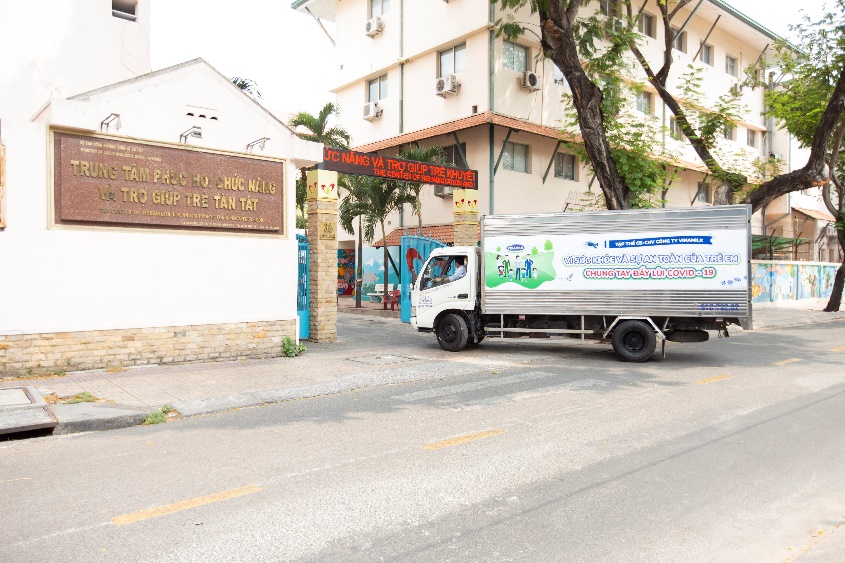 Chuyến xe chở nhu yếu phẩm, sữa của Vinamilk đến Trung tâm Phục hồi chức năng và Trợ giúp trẻ khuyết tật tại TP.HCM, nơi đang nuôi dạy hơn 350 trẻ em có hoàn cảnh khó khăn