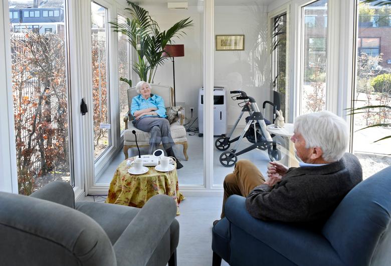Một người đàn ông đến thăm vợ ở một cơ sở chăm sóc đặc biệt dành cho người già mất trí. Họ phải ngồi trong 2 căn phòng kính riêng biệt để nhìn nhau để tránh nguy cơ lây lan dịch bệnh.