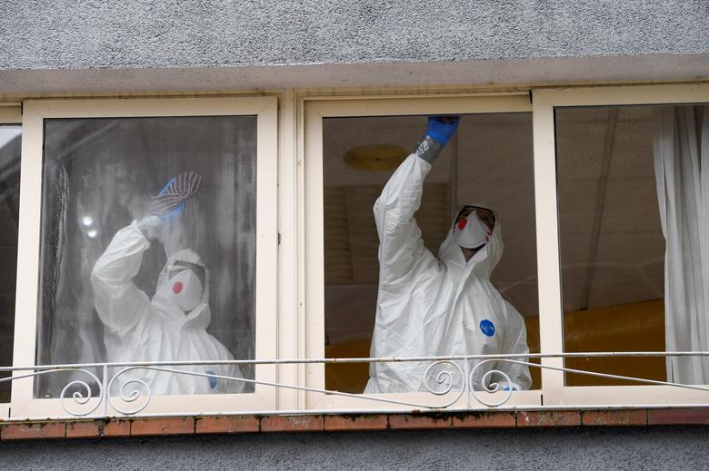 Các nhân viên y tế phun khử trùng, dọn dẹp một viện dưỡng lão tại tại Grado, Asturias, Tây Ban Nha sau khi có một cụ bà qua đời, một số người lưu trú nơi đây cũng như nhân viên chăm sóc có kết quả dương tính với SARS-CoV-2.