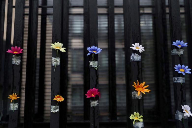 Những bông hoa được đặt trước cảnh cửa dẫn vào một viện dưỡng lão tại Madrid, Tây Ban Nha để tưởng nhớ những người già qua đời vì mắc COVID-19.