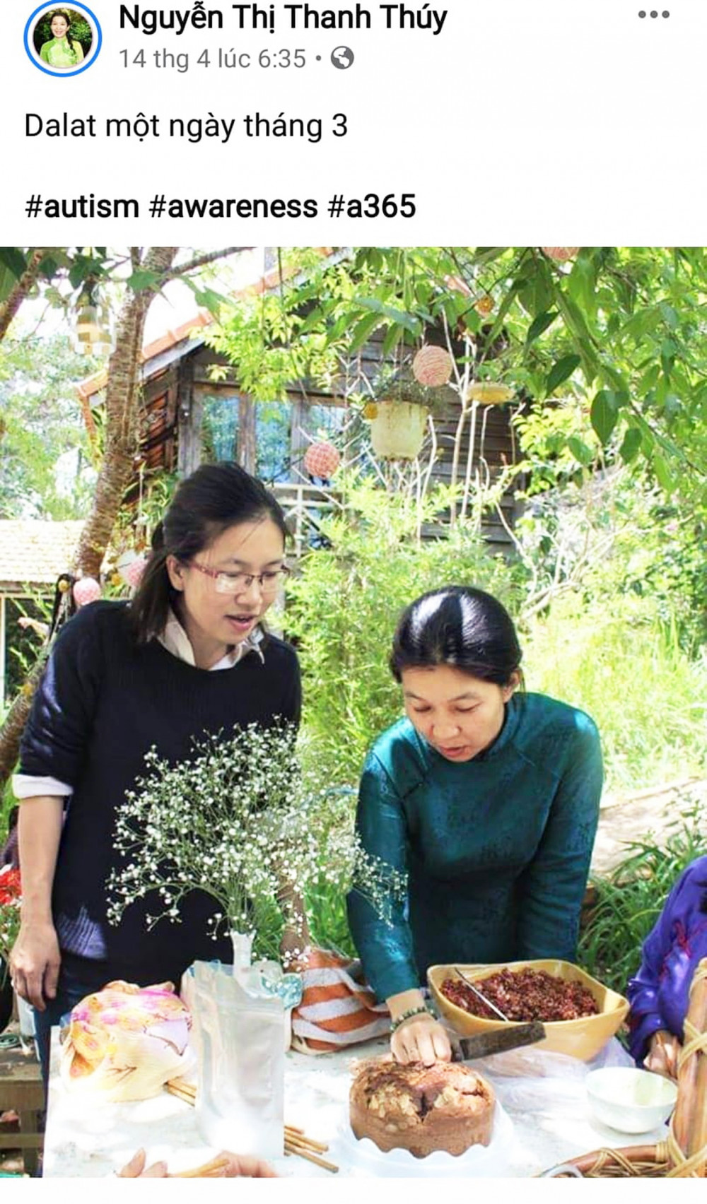 Chị Nguyễn Thị Thanh Thúy - Hội trưởng Hội quán Các bà mẹ (bên phải) đăng bức ảnh yêu thích cùng ba từ khóa ủng hộ người tự kỷ