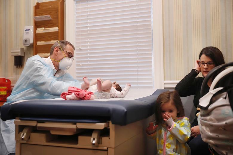 Bác sĩ Greg Gulbransen đang thăm khám cho một bệnh nhi có gia đình bị mắc COVID-19. Ông cho biết xu hướng phát bệnh ở trẻ em khác người lớn nên cũng gặp nhiều khó khăn. 