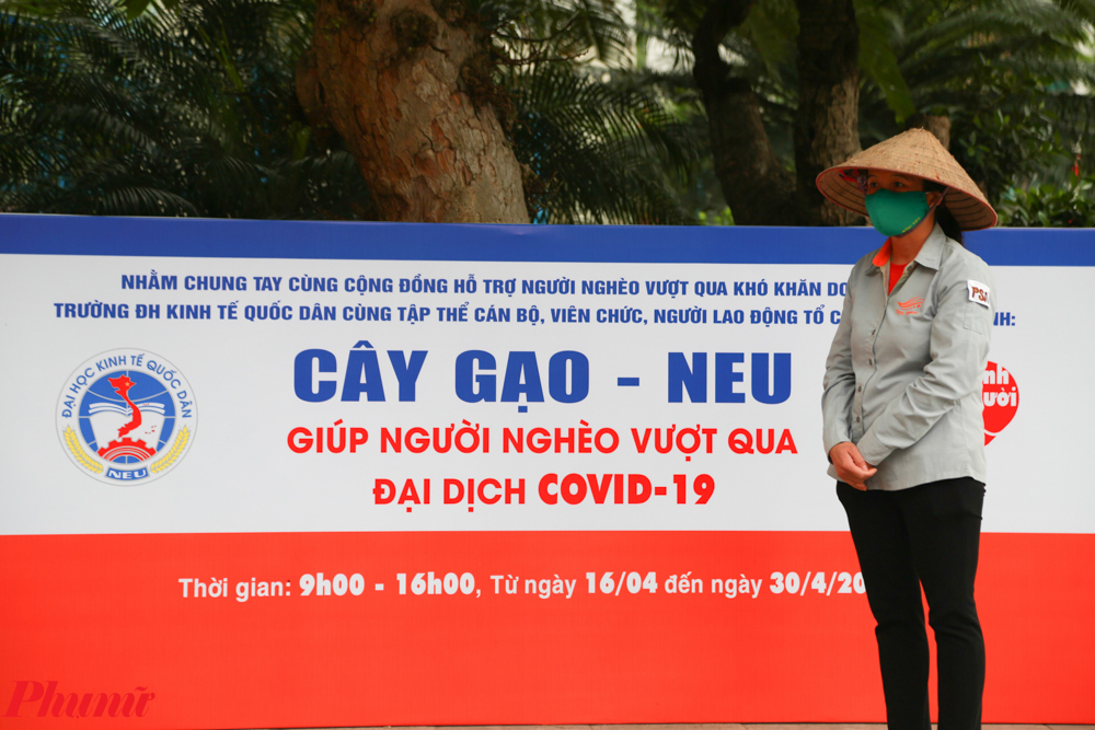 Trường đại học Kinh tế Quốc dân (Hà Nội) đã áp dụng công nghệ nhận diện khuôn mặt tại điểm phát gạo miễn phí cho người nghèo, mỗi người 3 kg/tuần.