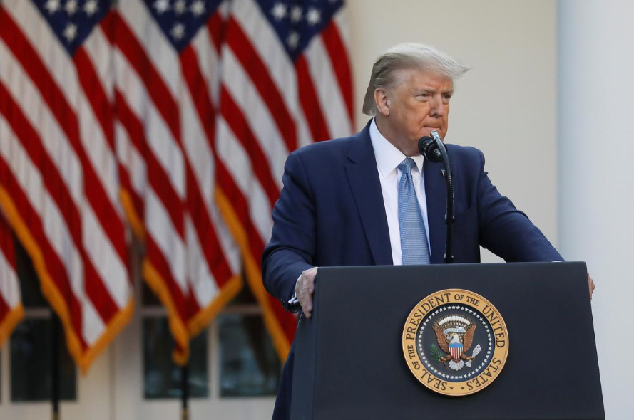 Ảnh: Tổng thống Donald Trump phát biểu trong buổi họp báo về các phương án đối phó đại dịch COVID-19 tại Nhà Trắng ngày 15/4.  