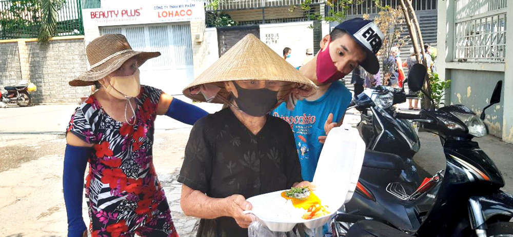 Bà Nguyễn Thị Hai và mẹ con bà Bạch Tuyết vui bên hộp cơm trưa nóng hổi 