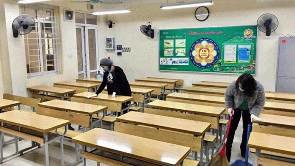 Vệ sinh lớp học chuẩn bị đón học sinh trở lại trường (ảnh minh họa)