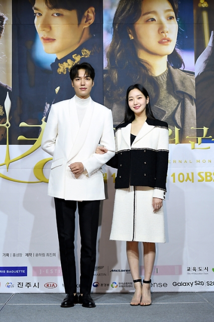 Lee Min Ho và Kim Go Eun trong buổi hợp báo ra mắt phim.