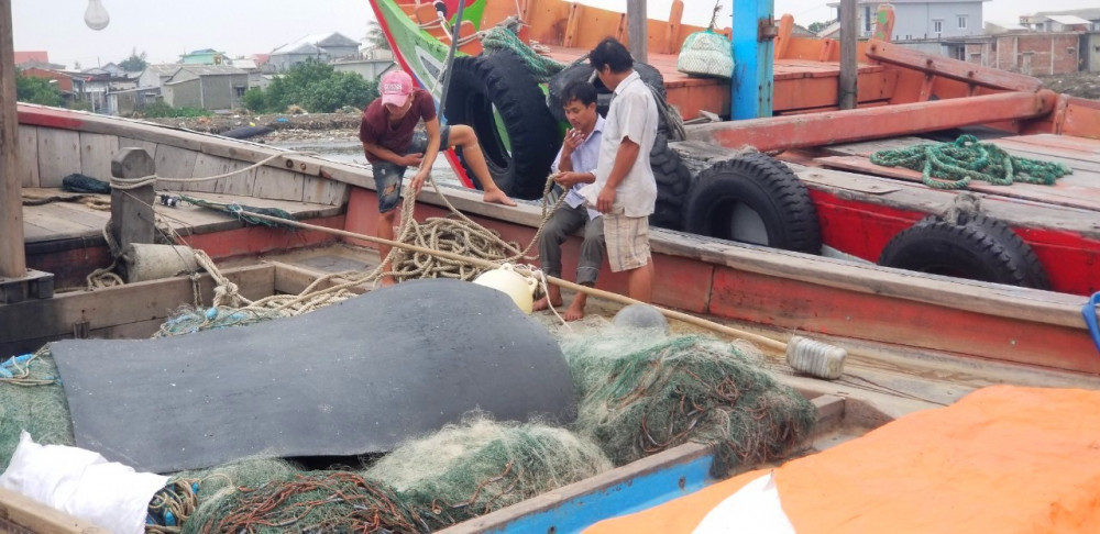 Nhiều ngư dân không đeo khẩu trang trong cảng cá Thuận An bất chấp khuyến cáo, nhắc nhở từ chính quyền địa phương