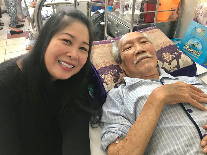 NSND Hồng Văn thăm soạn giả Nguyên Thảo năm 2018 tại bệnh viện