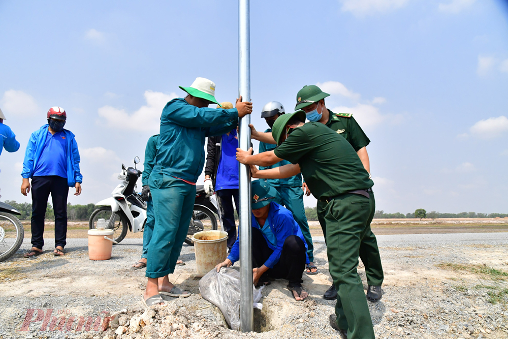 Các chân đèn được gia cố bằng xi măng, cát đá đảm bảo không bị xê dịch khi có gió lớn