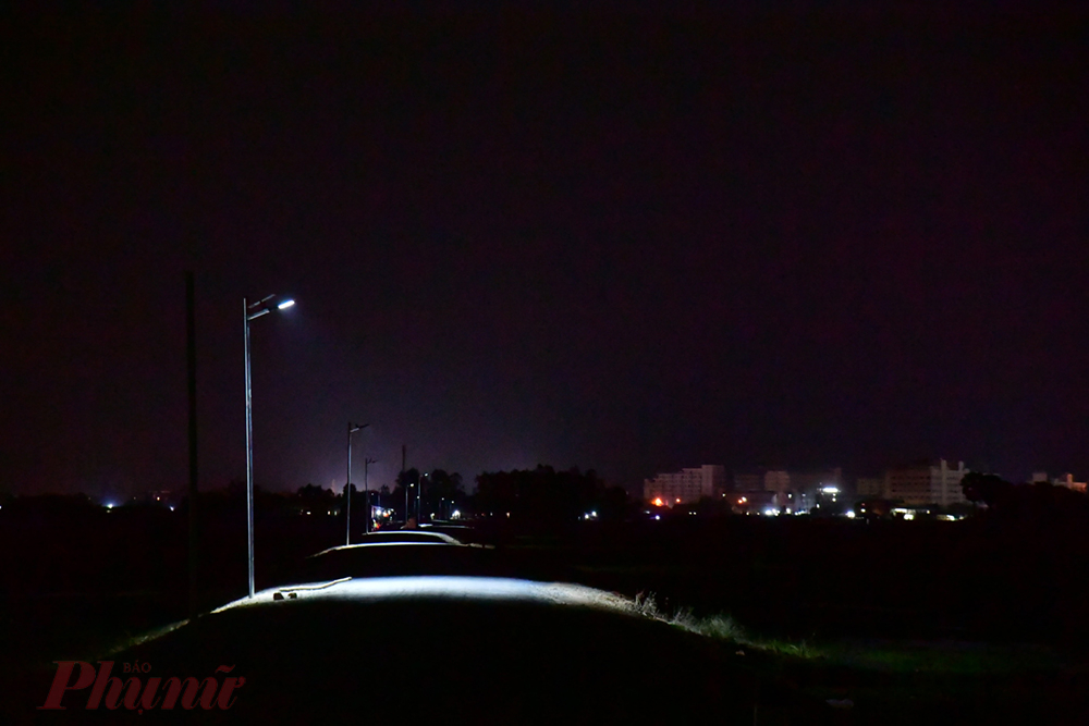 Một đoạn đường tuần tra biên giới ở Mộc Bài sau khi được gắn đèn