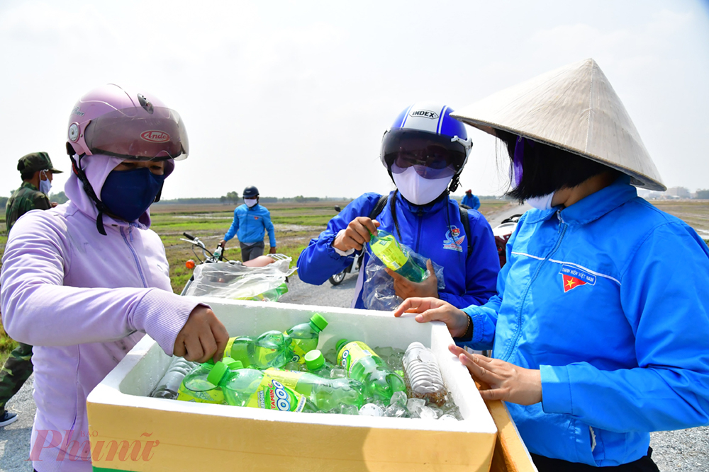 Đồng hành cùng các chiến sĩ trẻ ở biên giới còn có chị em phụ nữ ở Tỉnh đoàn và Huyện đoàn ra tiếp nướ