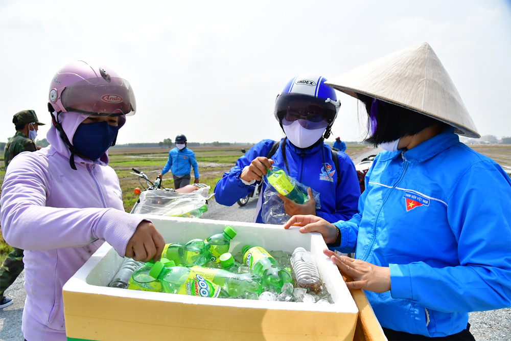 Đồng hành cùng các chiến sỹ trẻ trên biên giới còn có các chị em phụ nữ ở Tỉnh đoàn và Huyện đoàn ra tiếp nước cho anh em