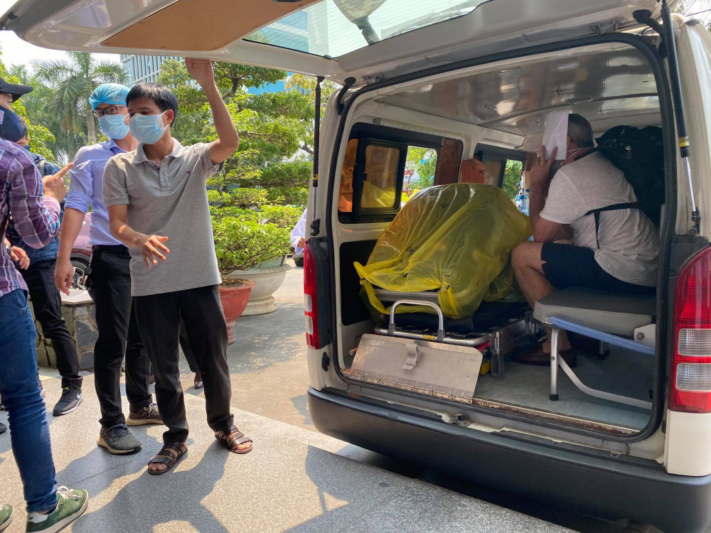 Bệnh nhân số 22 ra viện sau khi nhận kết quả âm tính với virus SARS-CoV-2 tại Đà Nẵng