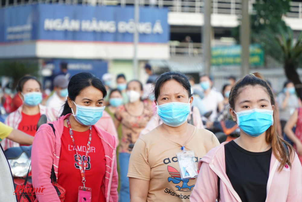 Công nhân PouYuen đi làm trở lại vào ngày 16/4/2020. Ảnh: Tam Nguyên 