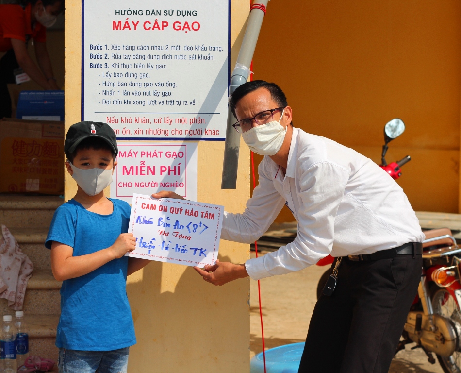 anh Nguyễn Đăng Hậu đại diện cho các nhóm từ thiện đang thực hiện 3 cây “ATM gạo” ở Huế