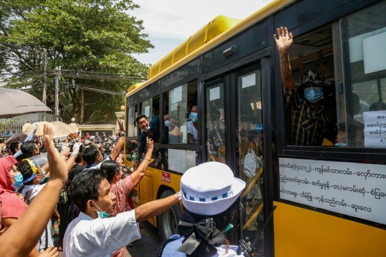 Thân nhân chào đón các tù nhân được giải thoát khỏi nhà tù Insein ở Yangon hôm 17/4. Ảnh: AFP