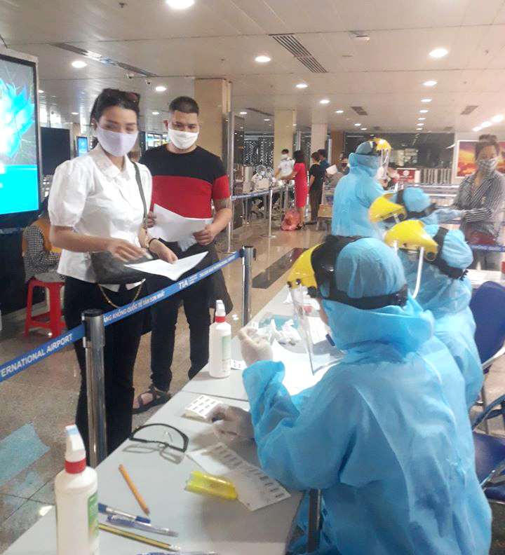 Lấy mẫu xét nghiệm COVID-19 cho hành khách tại ga quốc nội sân bay Tân Sơn Nhất. Ảnh: HCDC