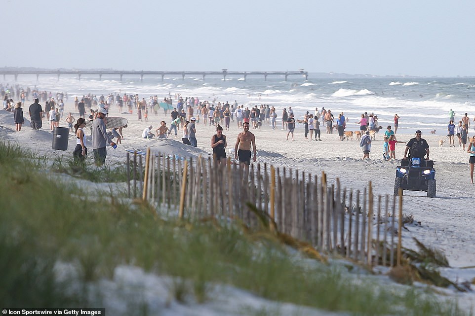 Hàng trăm người dân đổ xô ra bãi biển ở Florida vào ngày mở cửa đầu tiên.