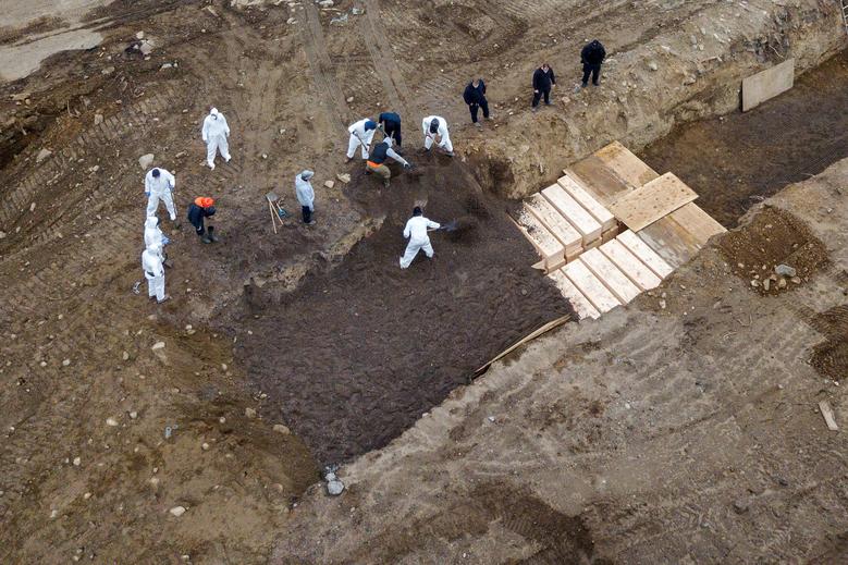 Một khu đất trống trên đảo Hart của New York được dùng làm nơi chôn người chết vì mắc COVID-19. 