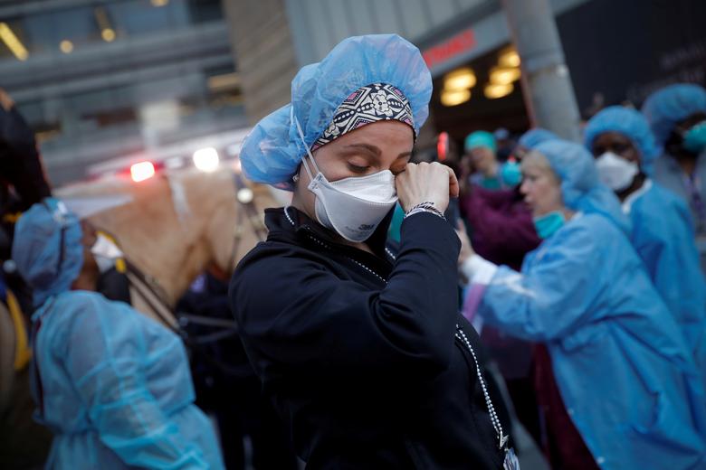 Một nữ y tá tại New York xúc động khi được lực lượng cảnh sát đến cổ vũ, cảm ơn vào chiều tối 7/4. Lực lượng y, bác sĩ tại Mỹ đang chịu nhiều áp lực trong quá trình làm việc khi số ca nhiễm tăng cao liên tục, và họ có khả năng bị lây nhiễm nếu sơ suất trong khi làm việc.