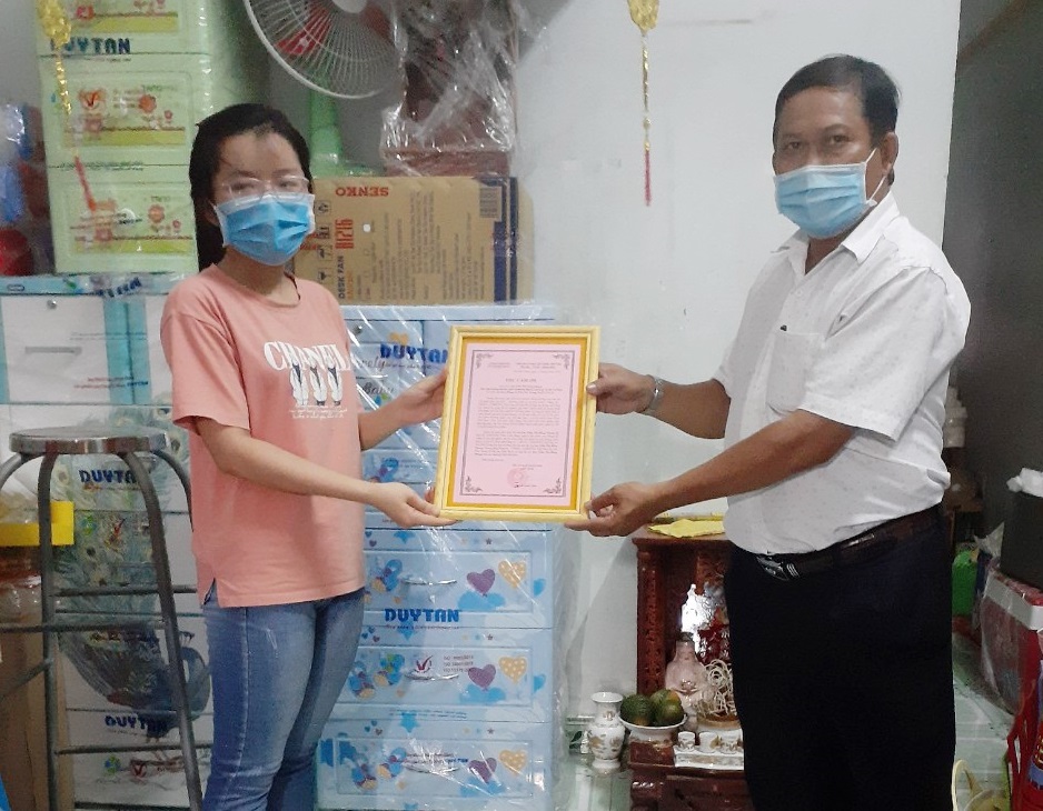 Hồng Nhung vừa góp 5 triệu đồng tiền khen thưởng học sinh giỏi cùng địa phương tham gia chống dịch COVID - 19
