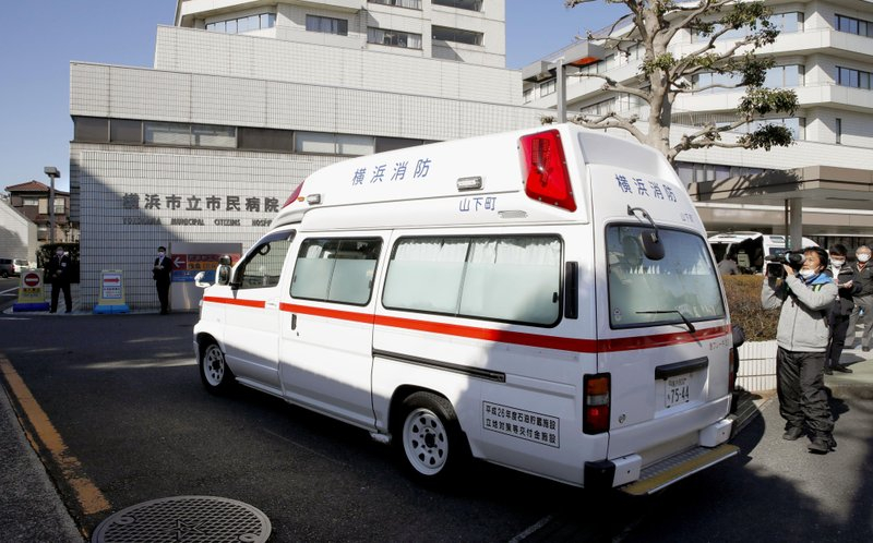 Một xe cấp cứu chở bệnh nhân từ tàu du lịch Diamond Princess đến bệnh viện thành phố Yokohama ngày 5/2/2020 - Ảnh: AP/Kyodo