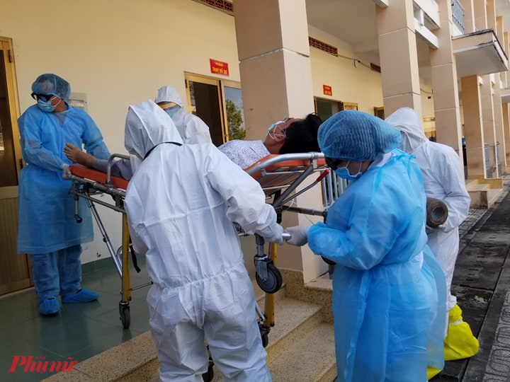 Diễn tập cấp cứu bệnh nhân mắc COVID-19 tại Bệnh viện Dã chiến huyện Củ Chi, TPHCM.