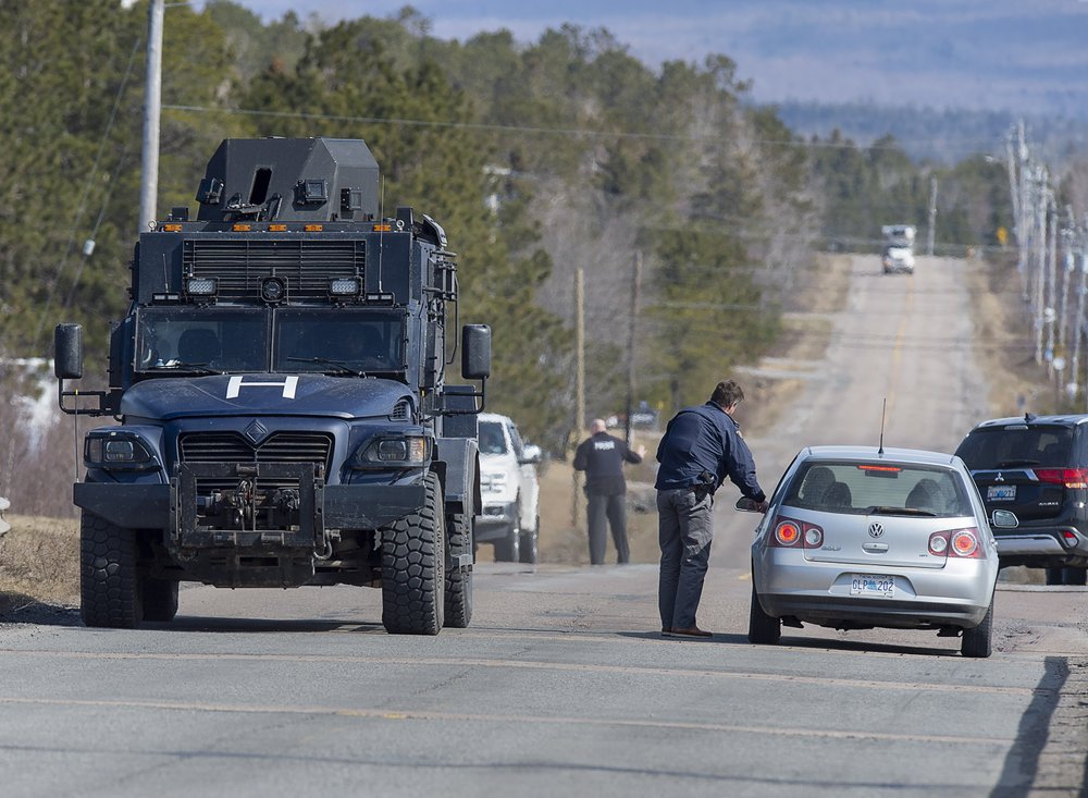 Hiện trường đấu súng giữa nghi phạm và cảnh sát gần trạm xăng ở Enfield, Nova Scotia - Ảnh: AP/ Canadian Press