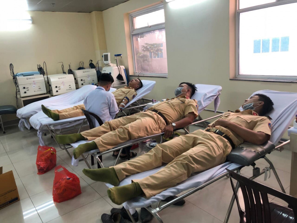 3 CSGT của Đội CSGT Nam Sài Gòn hiến máu ở Bệnh viện Chợ Rẫy.