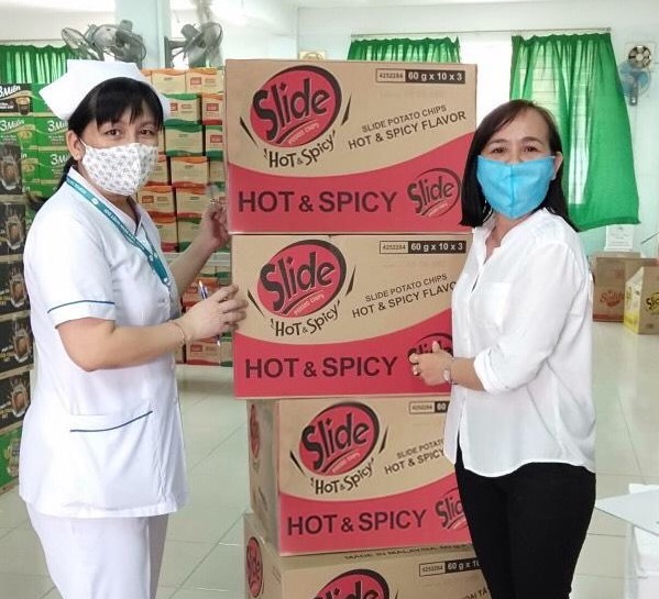 Mondelez Kinh Đô Việt Nam gửi các phần bánh giàu dinh dưỡng đến các “chiến sĩ tuyến đầu”. Ảnh do Mondelez Kinh Đô Việt Nam cung cấp
