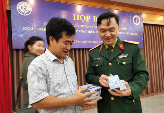 Đại diện Công ty Việt Á (trái) và Chủ nhiệm đề tài nghiên cứu bộ sinh phẩm phát hiện SARS-CoV-2 - Thượng tá Hồ Anh Sơn