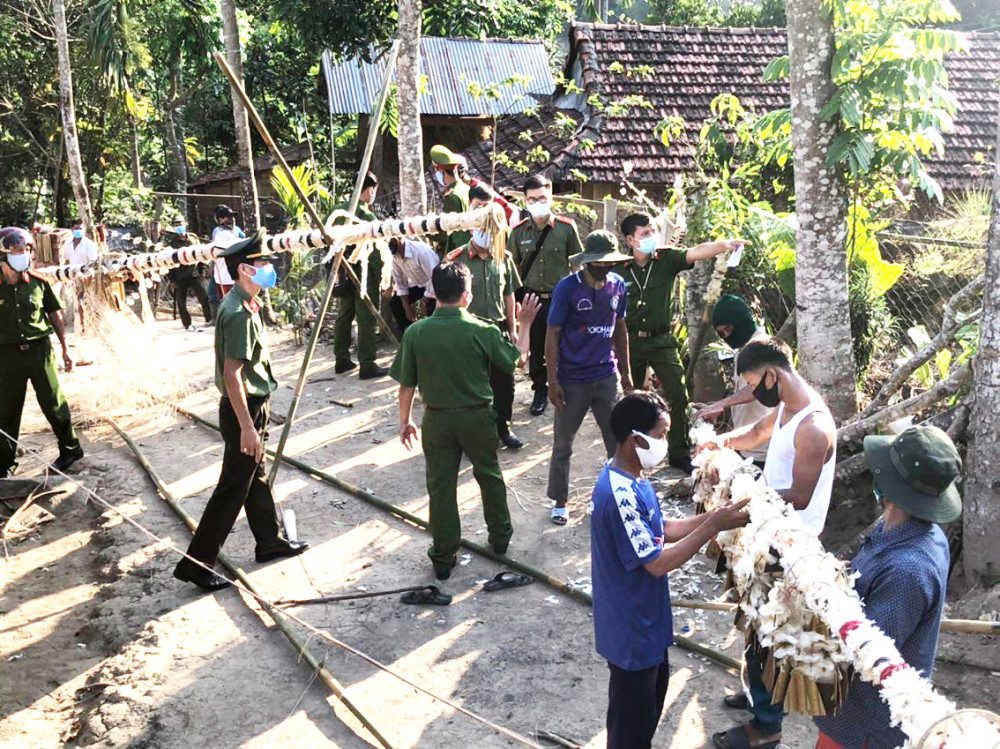 Lực lượng chức năng huyện Sơn Tây giải tán việc tụ tập để tổ chức đâm trâu ở nhà ông Đinh Kà Mo