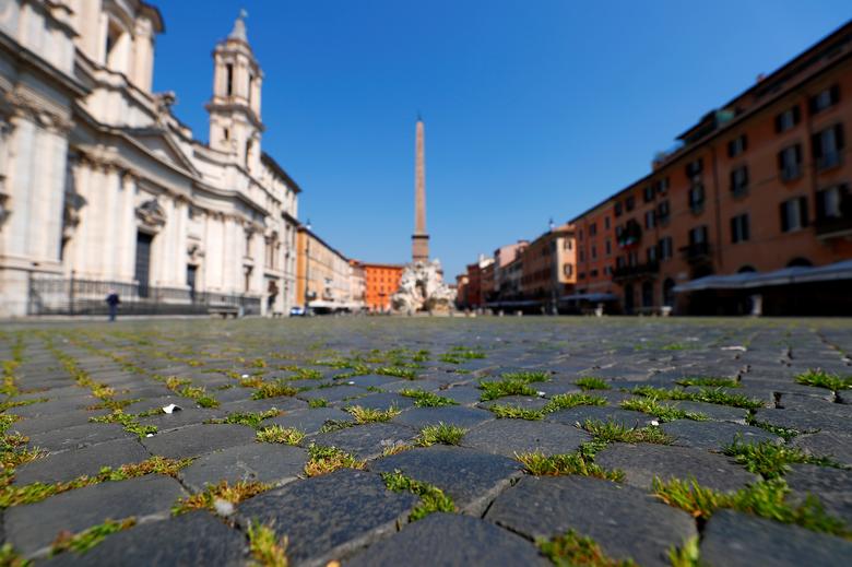 Cỏ mọc xanh trên con đường lát đá tại quảng trường nổi tiếng Piazza Navona ở Rome, Ý. Thời gian qua, không có khách du lịch qua lại nơi đây, người dân cũng hạn chế ra ngoài tạo điều kiện cho cỏ được sinh sôi.