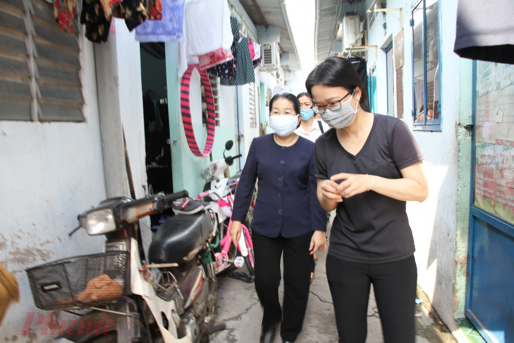 Bà Võ Thị Dung, Phó Bí Thư Thành ủy thăm khu nhà trọ tại đường Cống Lở, P.15, Quận Tân Bình.