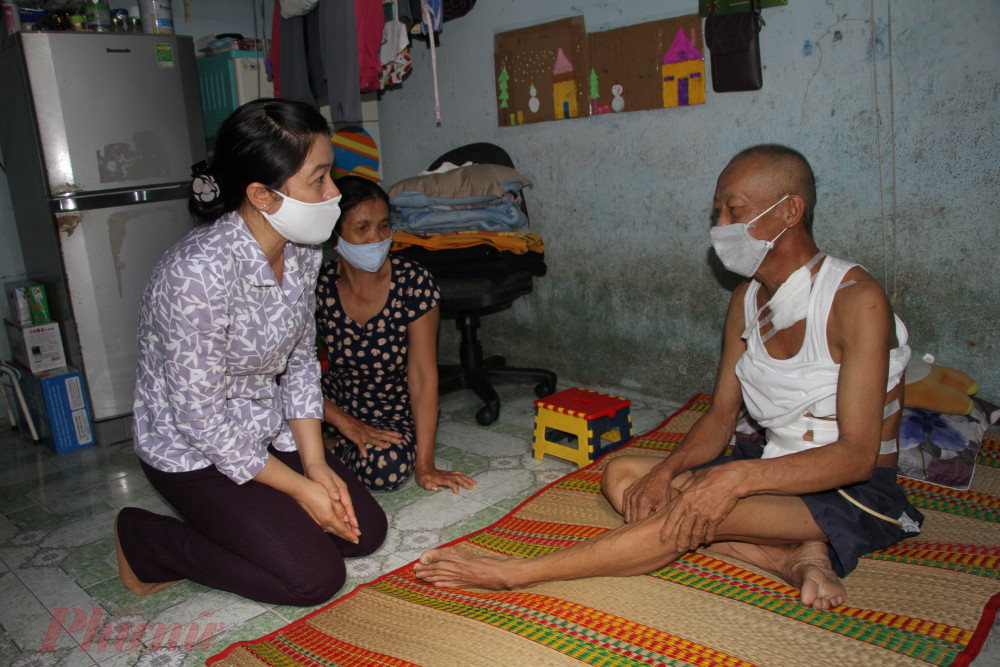 Bà Nguyễn Trần Phượng Trân - Chủ tịch Hội LHPN đang thăm hỏi một gia đình