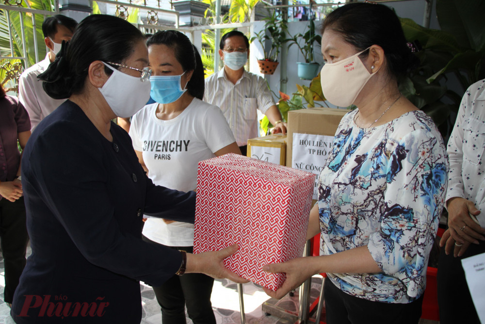 Bà Võ Thị Dung - Phó Bí Thư Thành ủy TPHCM tặng quà cho 
