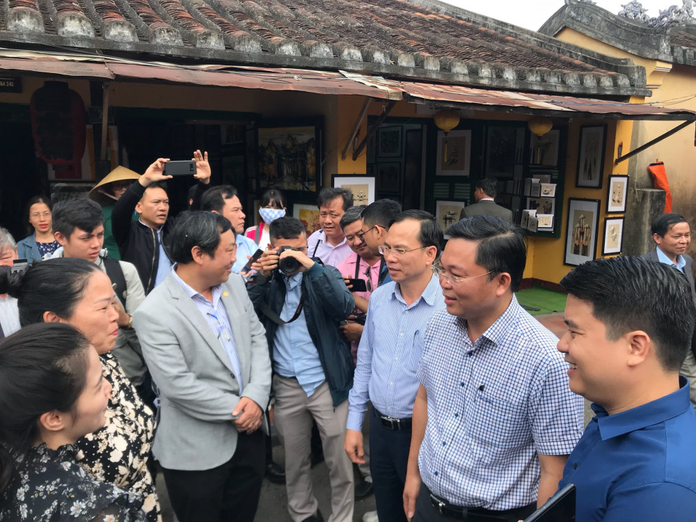 Ông Lê Trí Thanh -Chủ tịch UBND tỉnh Quảng Nam (thứ 2 bìa phải qua)- đi kiểm tra hoạt động ở phố cổ Hội An vào đầu năm 2020