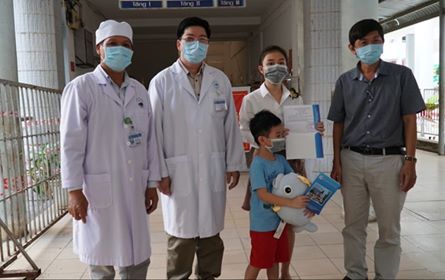 Bác sĩ Nguyễn Thái Bình (thứ 2 từ trái qua) Phó Giám đốc Bệnh viện Đa khoa Tây Ninh cùng các nhân viên y tế chúc mừng bé trai được xuất viện.