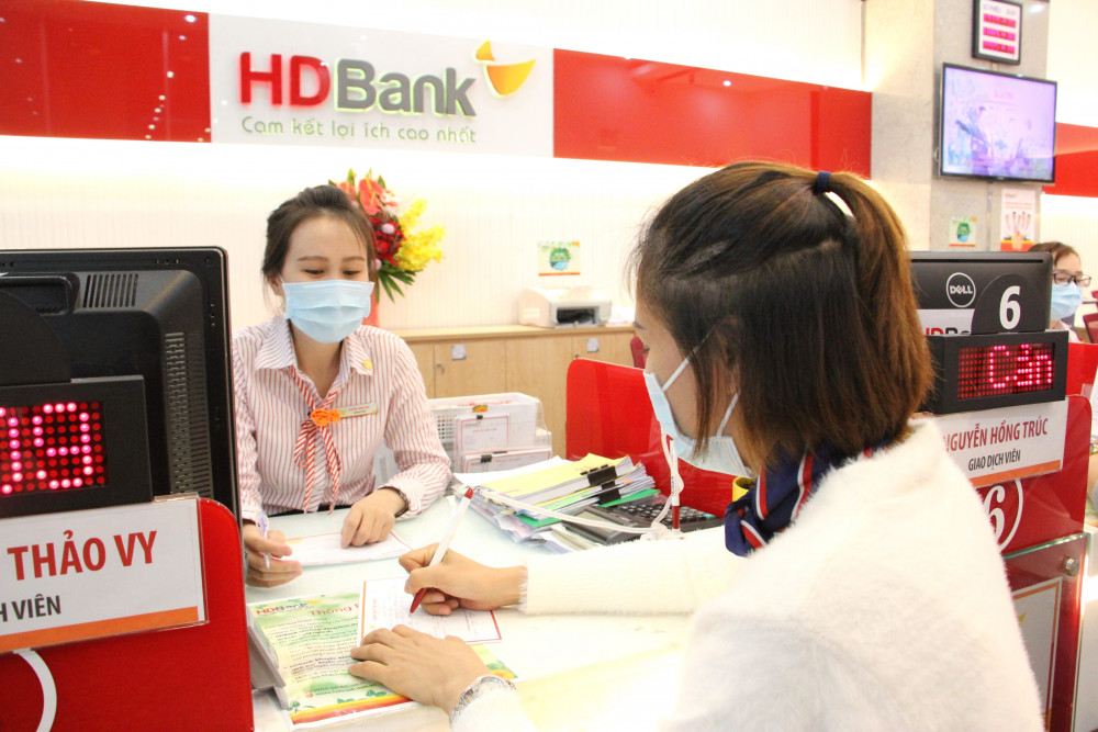 Giao dịch tại HDBank mùa COVID. Ảnh: HDBank