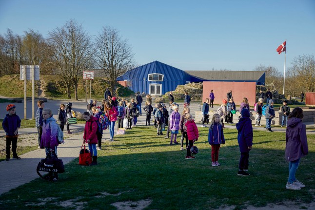 Học sinh Đan Mạch đứng giãn cách trong sân trường. Ảnh The Local