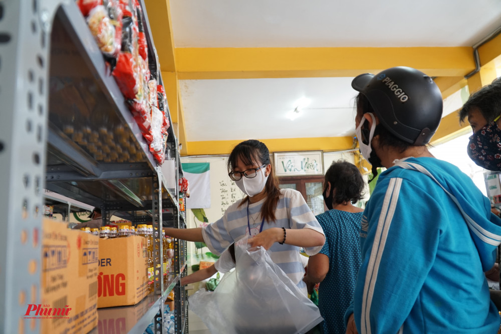 Khá nhiều người còn lúng túng khi đi siêu thị, tình nguyện viên đã nhanh chóng đến hỗ trợ người dân